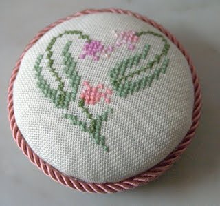 porta oggetti con fiori a punto croce