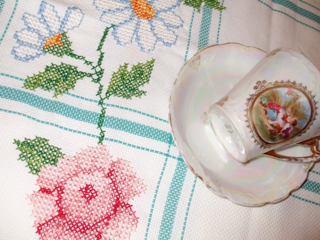 tovaglia da tavola ricamata a punto croce con rose e margherite