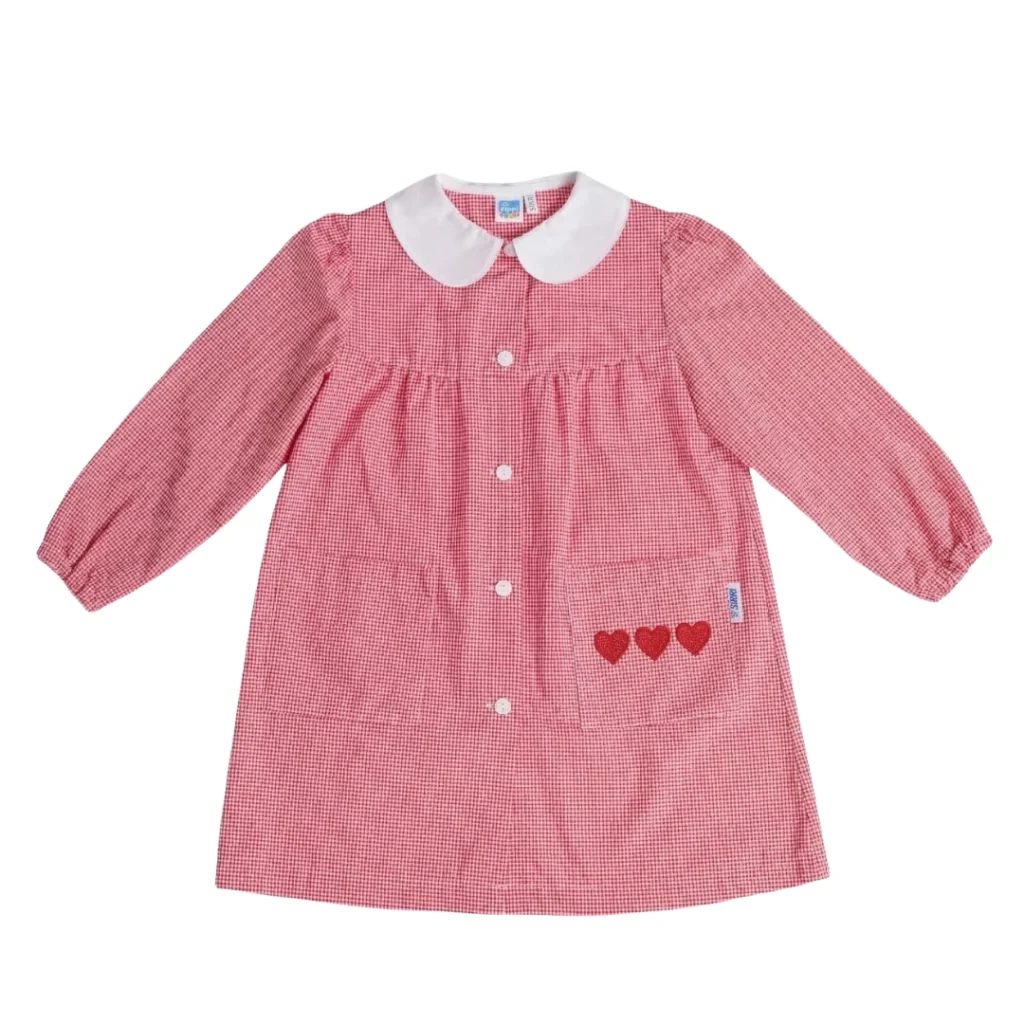 grembiule scuola ricamato con cuori rossi