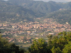 800px-Sarzana_-_Panorama_(da_Monte_Caprione)