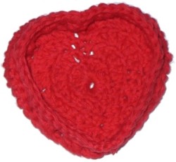 Cuore rosso ad uncinetto porta oggetti