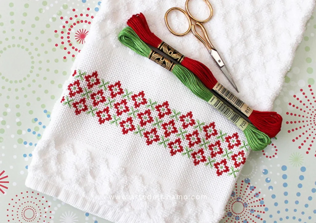 strofinaccio con bordo in tela Aida ricamato con bordura natalizia a punto croce