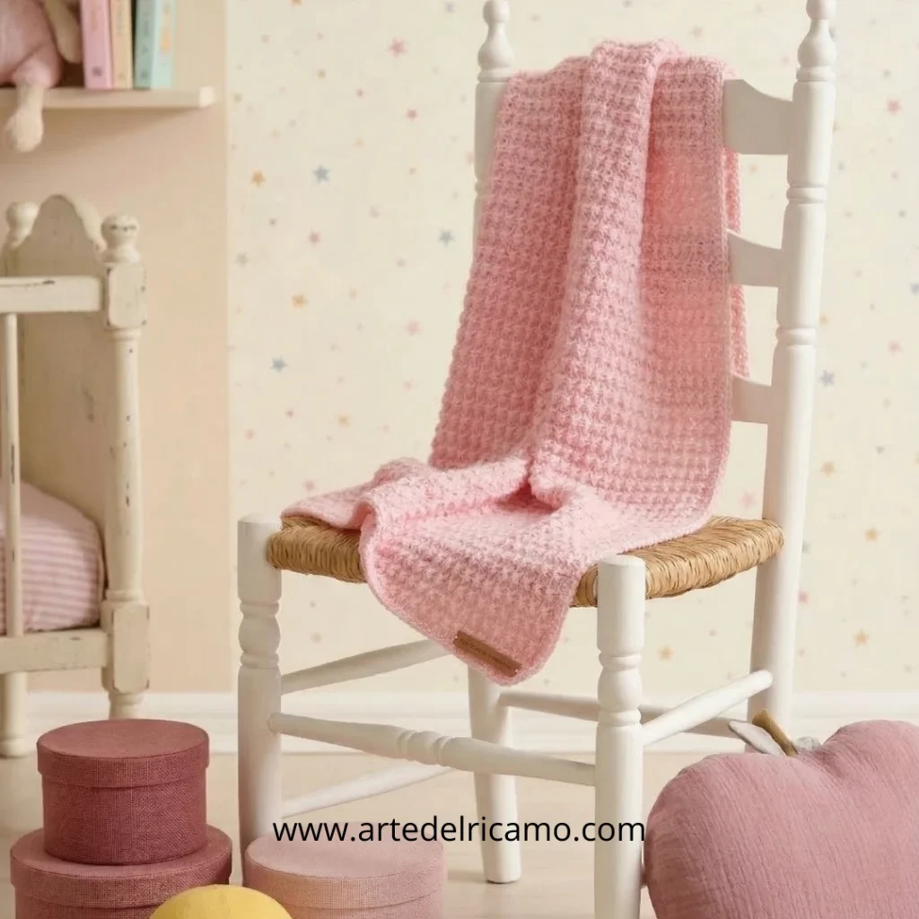 copertina all'uncinetto su una seggiola di una stanza di bambina