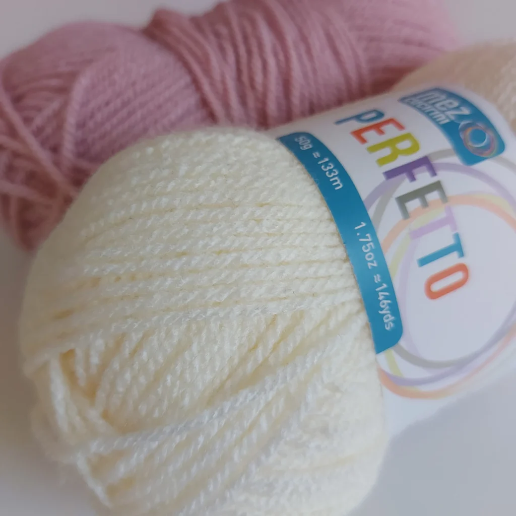 gomitoli di lana perfetto nei colori panna e rosa antico ideali per realizzare a uncinetto sciarpe e accessori