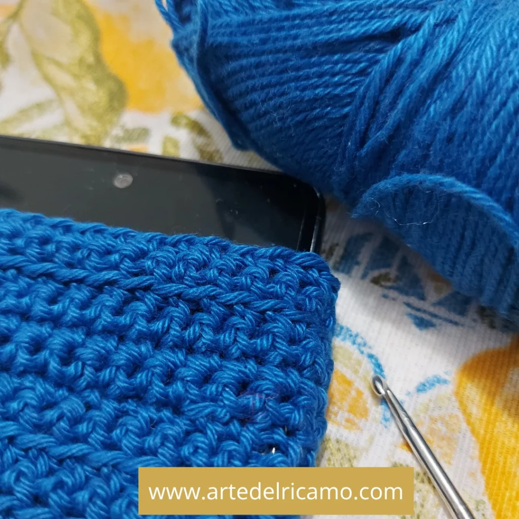 porta cellulare a uncinetto realizzato a maglia bassa con cotone Anchor Creativa Fino