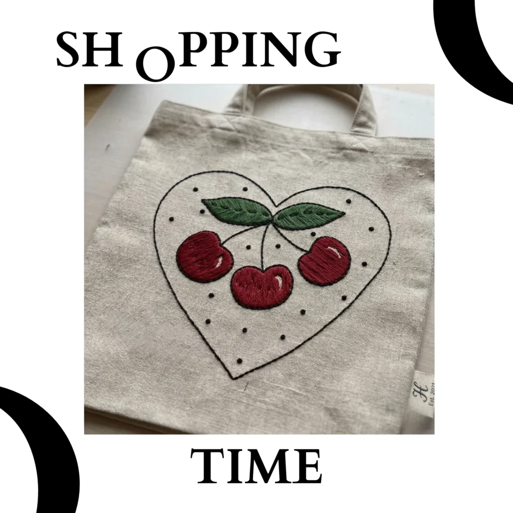 cuore con ciliegie ricamate a mano su una borsa spesa color tortora