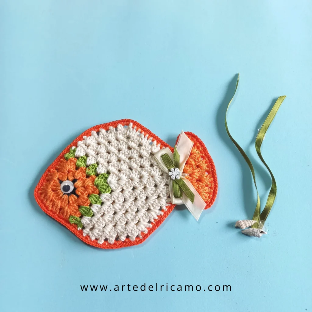 presina a forma di pesce a uncinetto in stile granny square
