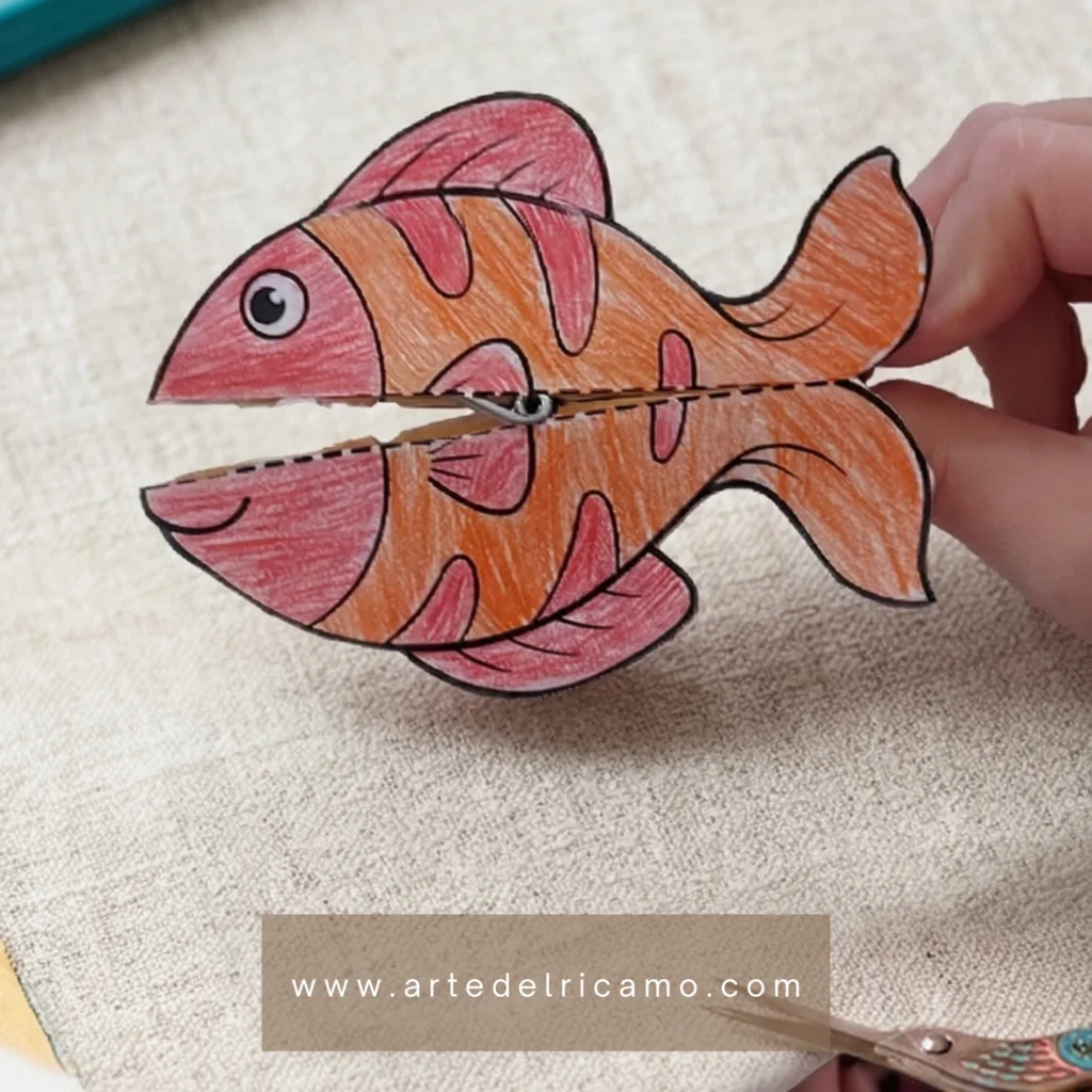 pesce movibile con mollette da bucato in legno pronto per essere utilizzato come gioco divertente