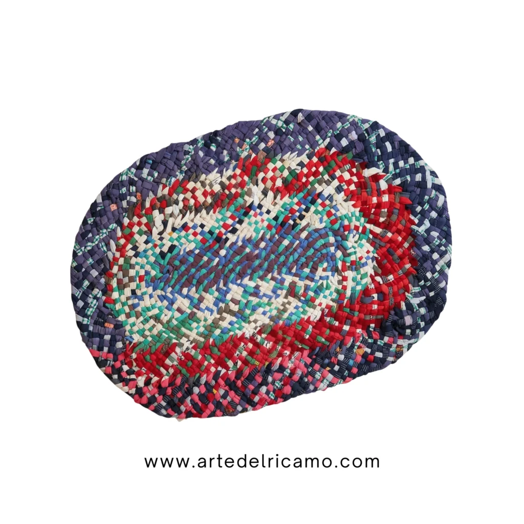 tappeto intrecciato e intessuto realizzato con magliette riciclate