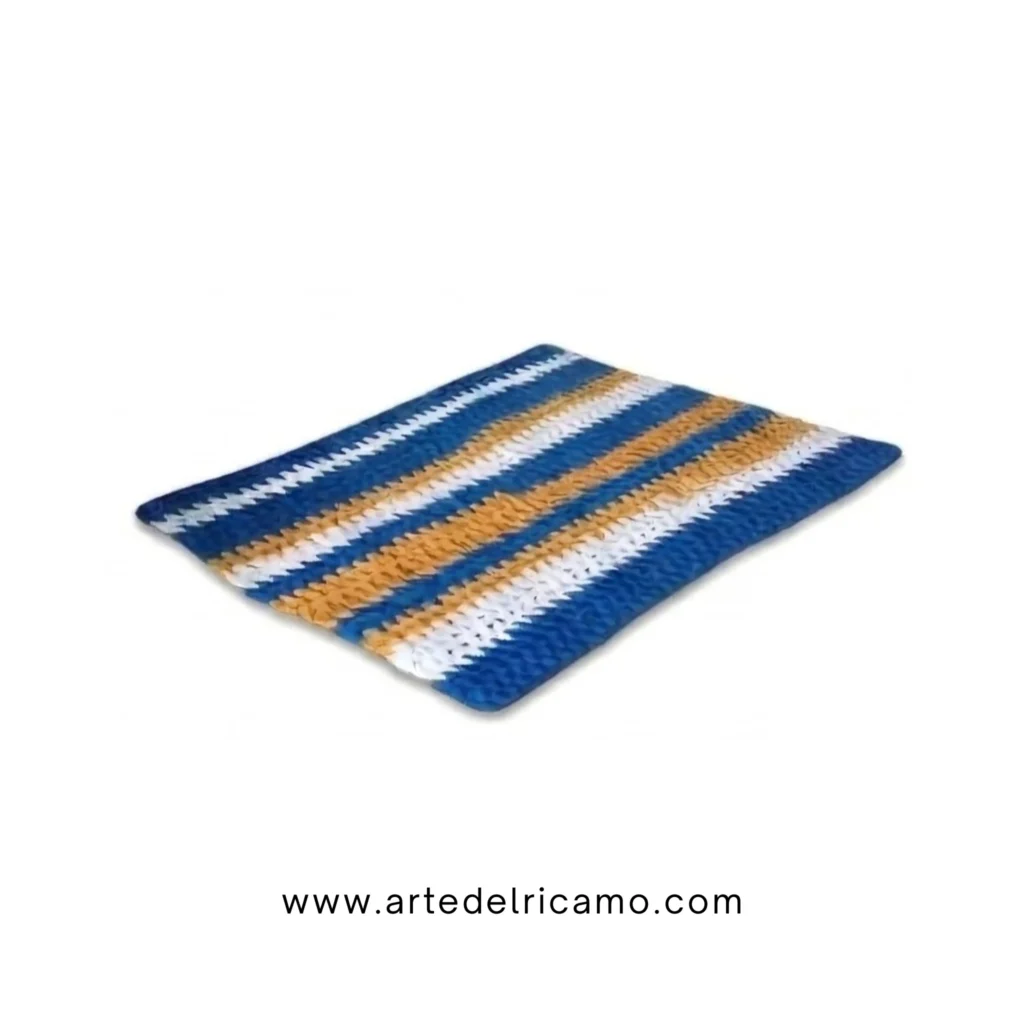tappeto all'uncinetto blu bianco e giallo realizzato con fettucce riciclate da vecchie t-shirt