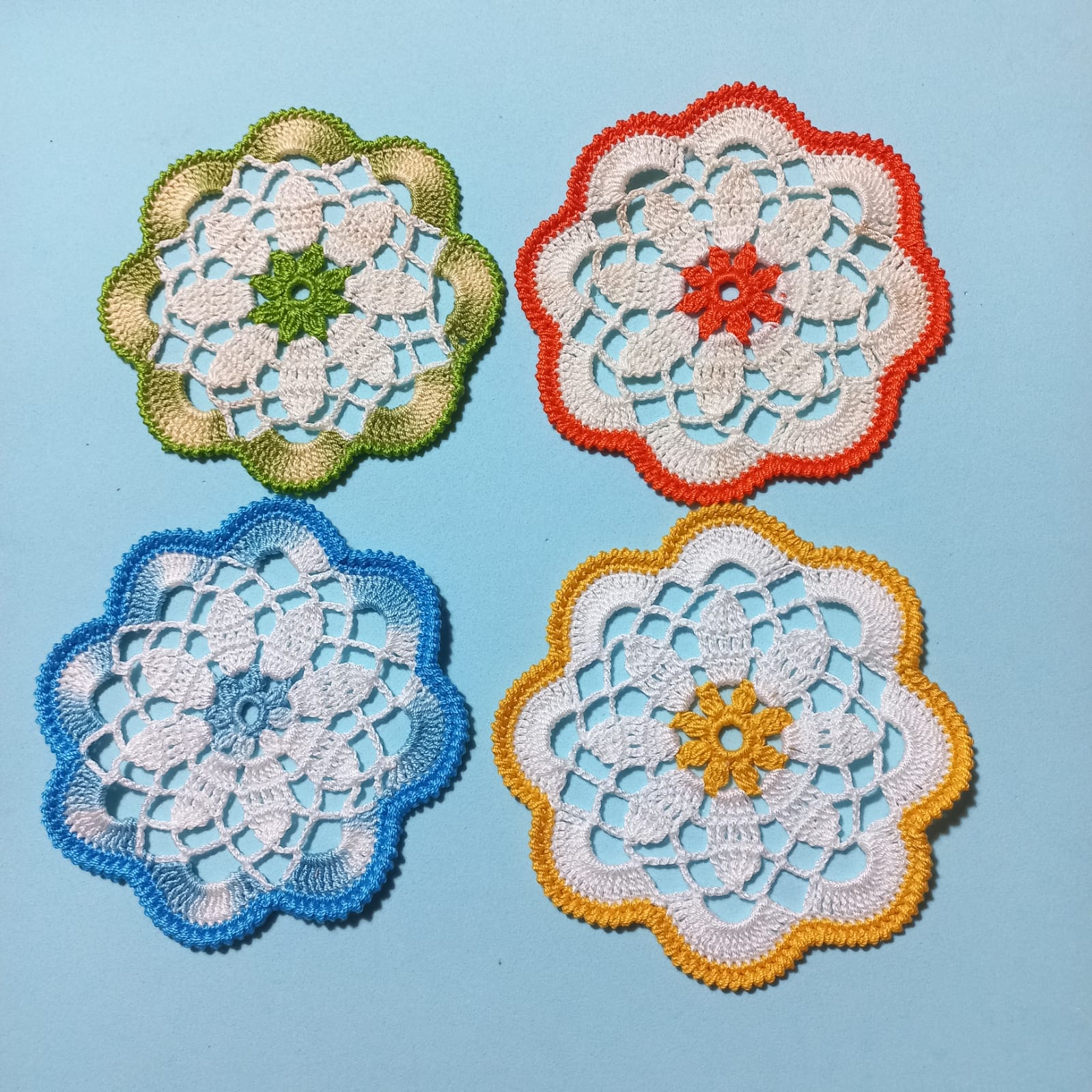 sottobicchieri a uncinetto a forma di fiori