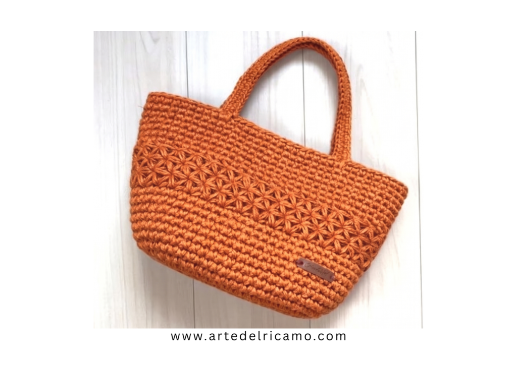 borsa spesa in rafia realizzata a mano con la tecnica dell'uncinetto e motivo a punto stella