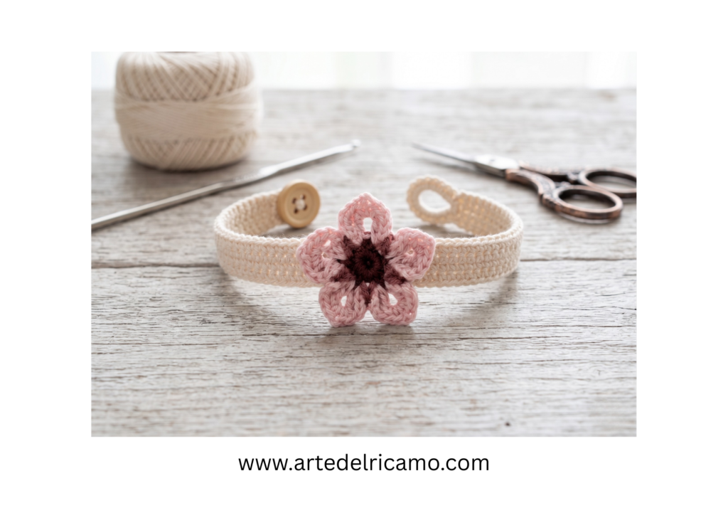bracciale a uncinetto con fiore di ciliegio
