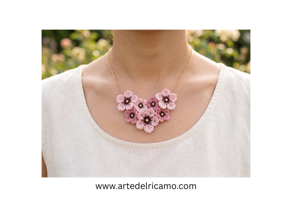 collana a uncinetto con fiori di ciliegio