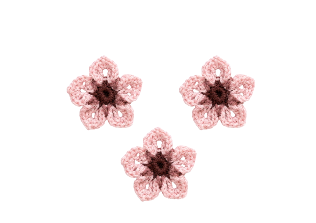 fiori di ciliegio in miniatura per gioielli all'uncinetto