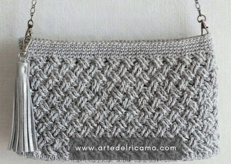 borsa a uncinetto grigio argento elegante e raffinata per le occasioni speciali