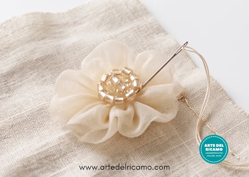 fiore in organza panna da applicare su tessuti di lino