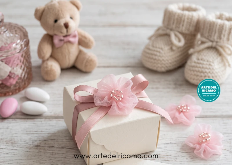preziose bomboniere per bebè con fiore in organza rosa