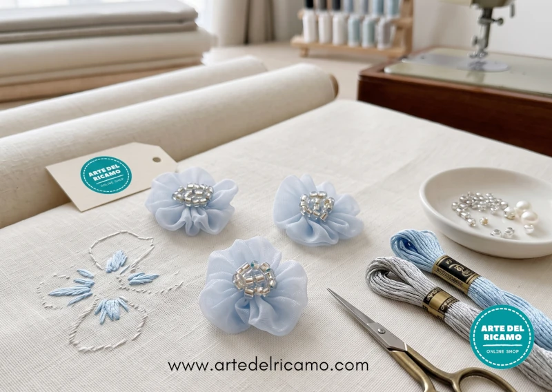 fiori in organza celesti con ricami da abbinare in tinta