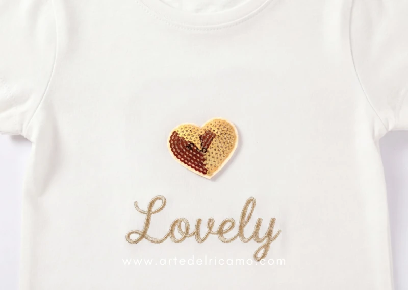 maglietta bianca con applicazione termoadesiva a forma di cuore con paillettes colore oro