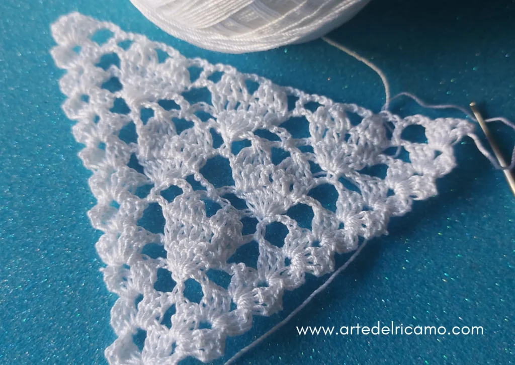 bandana a uncinetto con motivi a forma di cuore