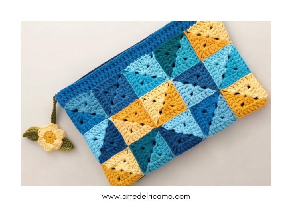 astuccio con fiori uncinetto granny square e fiore