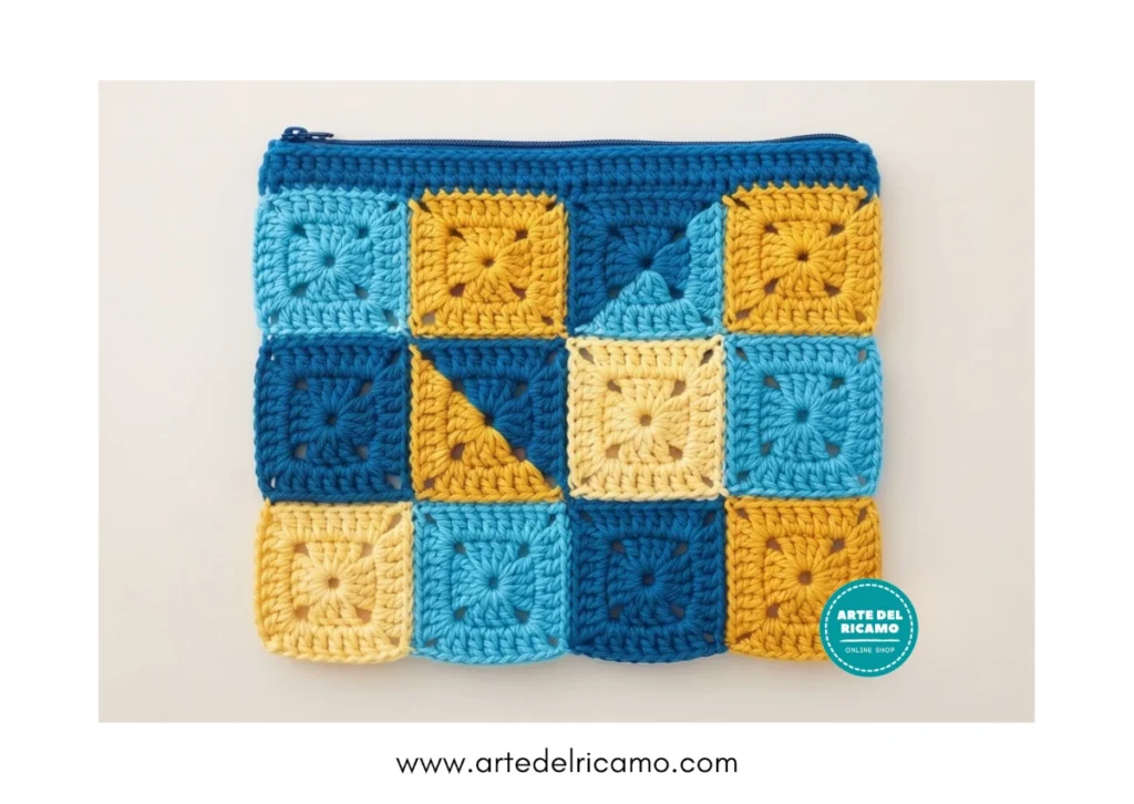 astuccio con piastrelle colorate a uncinetto