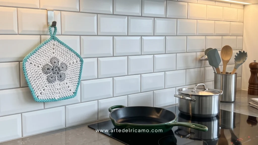 presina esagonale a uncinetto colore bianco con fiore grigio e perfilo verde acqua