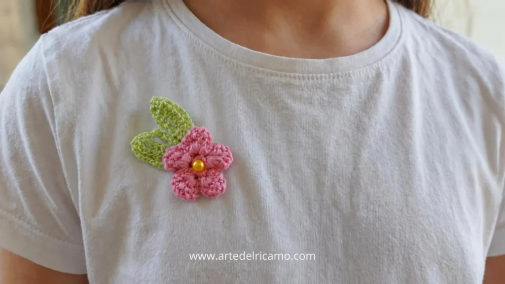 maglietta con fiore a uncinetto