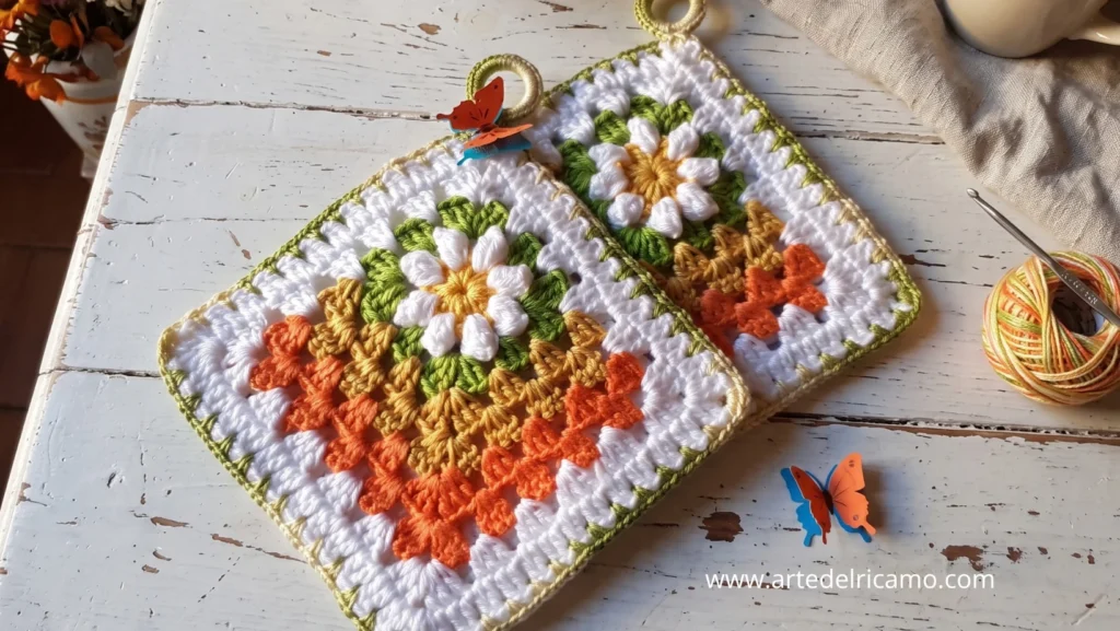 coppia presine a uncinetto con fiore granny square realizzata con i colori autunnali Anchor Creativa Fino